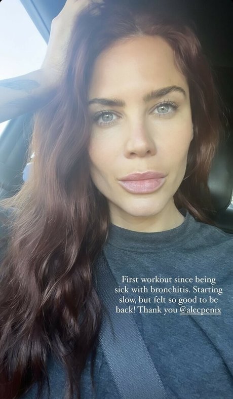 Courtney Hope estrella desnuda fotos