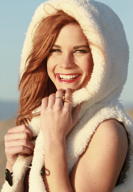 Courtney Hope actriz exclusiva archivo