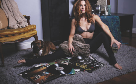 Courtney Hope actriz desnuda galería