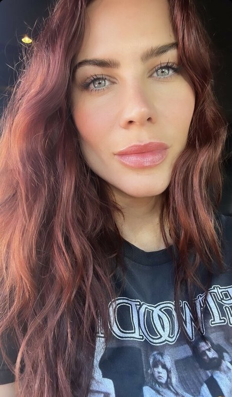 Courtney Hope estrella adulta foto