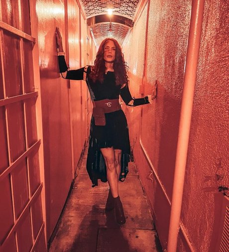 Courtney Hope sexo estrella archivo