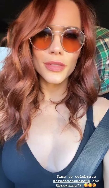 Courtney Hope étoile de l'art des photos