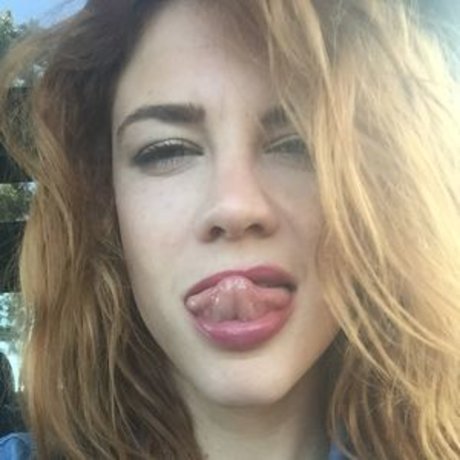 Courtney Hope actrice nue galeries