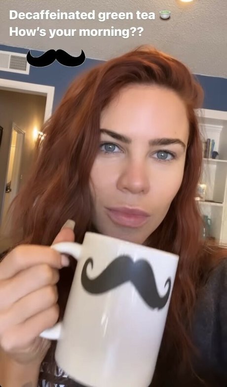 Courtney Hope étoile nue img