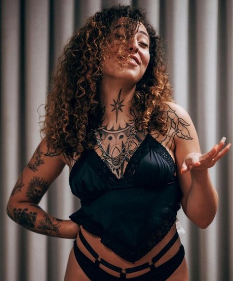 Edin Kary desnudos de modelos imágenes