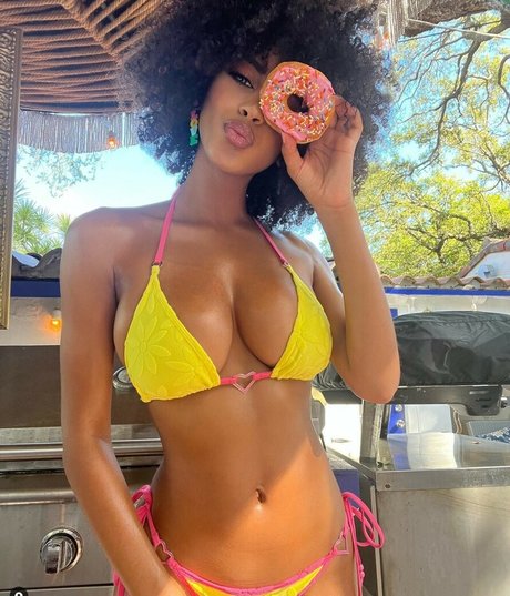 Briana Smith modelo caliente galerías