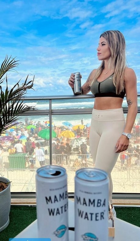 Leticia Bufoni modelo libre galerías