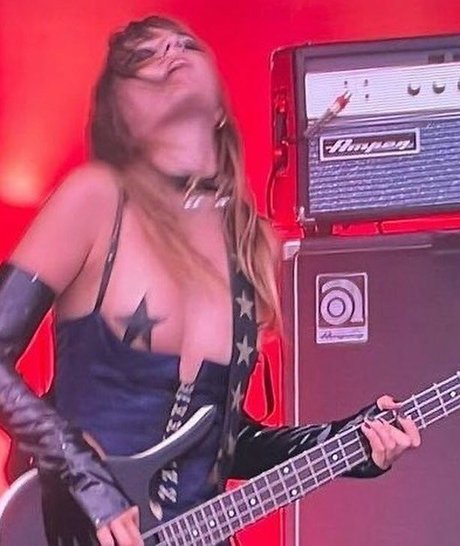 Victoria De Angelis estrella porno caliente fotos