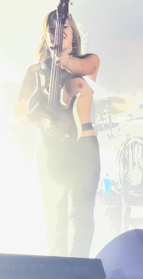 Victoria De Angelis sex model img