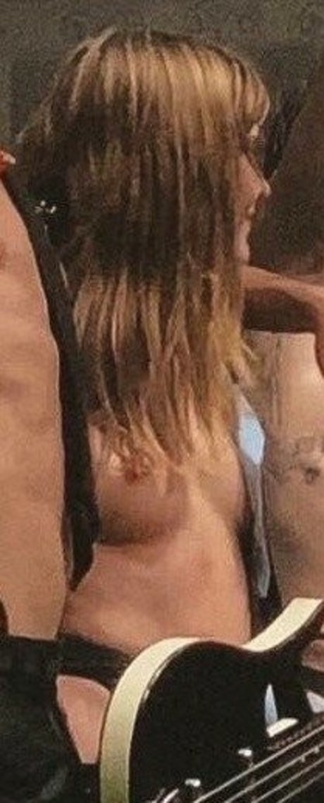 Victoria De Angelis modèle sexy galerie