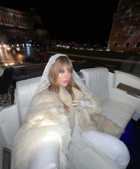 Victoria De Angelis modelo xxx foto