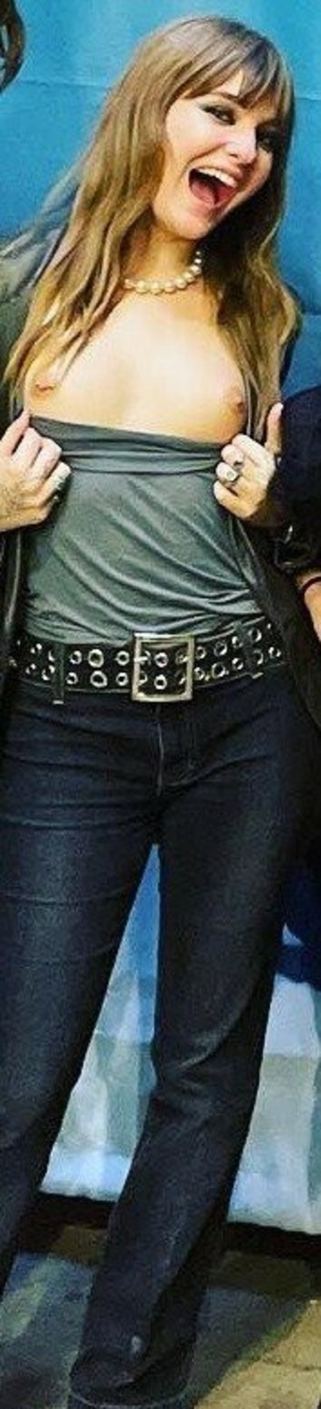 Victoria De Angelis libre de estrellas fotos