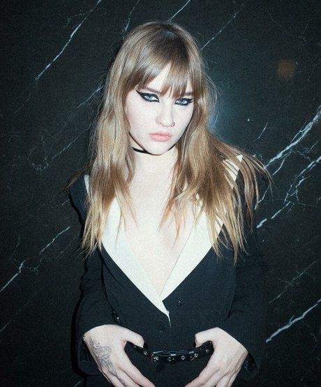 Victoria De Angelis estrella porno en alta definición foto