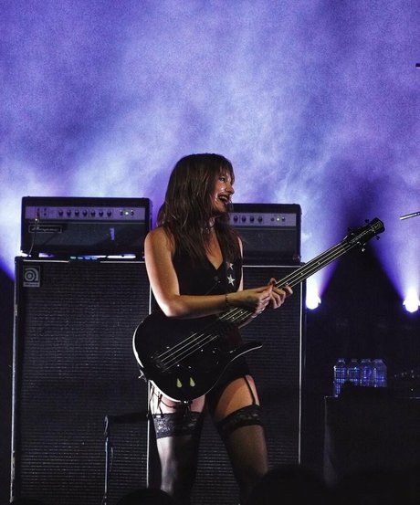 Victoria De Angelis estrella porno superior foto