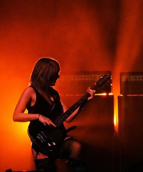 Victoria De Angelis modèle joli galerie