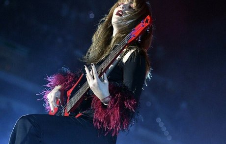 Victoria De Angelis estrella porno atractiva fotos