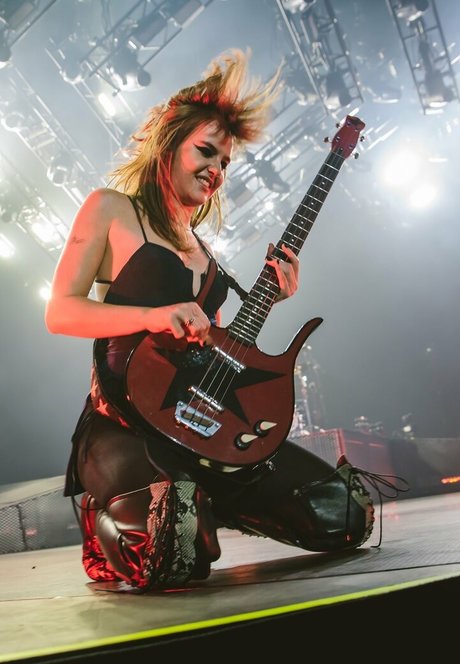 Victoria De Angelis estrella porno caliente archivo