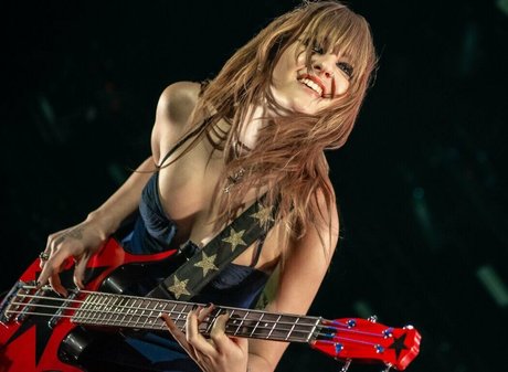 Victoria De Angelis actrice parfaite galeries