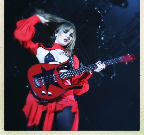 Victoria De Angelis modelo libre archivo