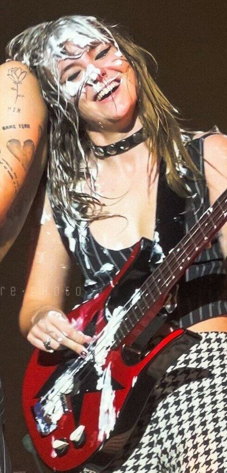 Victoria De Angelis Miniatura