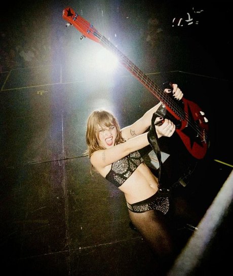 Victoria De Angelis modelo mejor galería