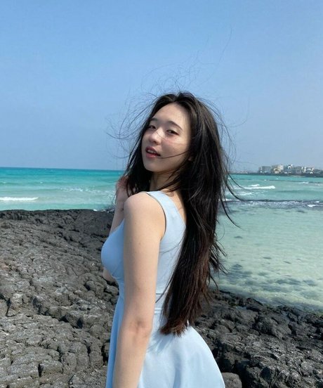 Lee Yeonwoo star nude picture