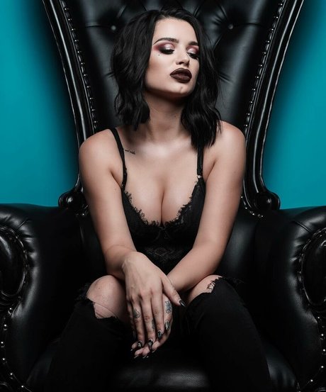 Saraya Bevis étoile érotique image