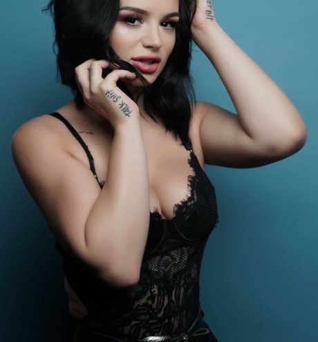 Saraya Bevis modelo de alta calidad recopilación