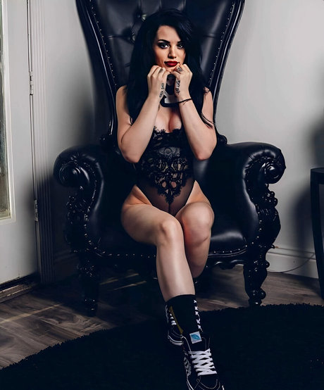 Saraya Bevis pornstar nude photos
