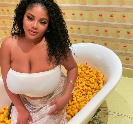 Gabrielle Logan hermosa modelo foto