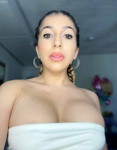 seenaughtynadia bonita estrella porno foto