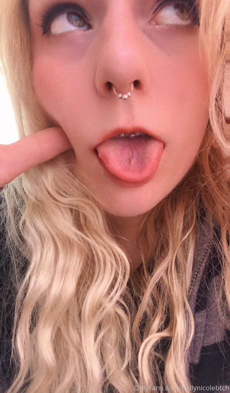 hollynicolebtch modelo libre imágenes