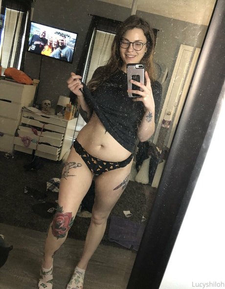 lucyshilohcam pornstar nude photo