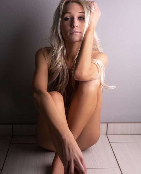 Kalee Kowalski erotic model img