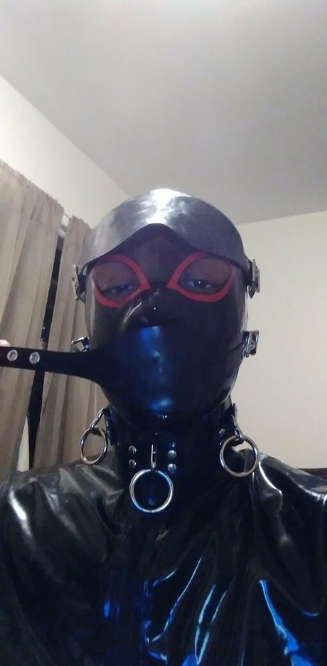 sir latexman nude model image