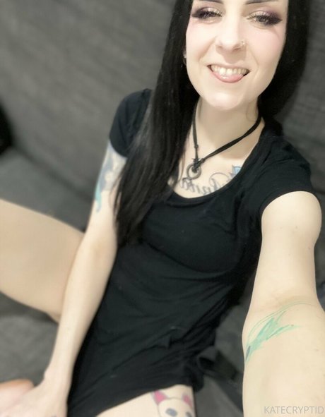 cryptid modelo caliente foto