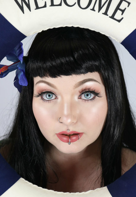 nayrusuicide modelo xxx foto