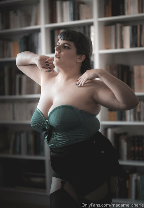 madame cherie estrella adulta foto