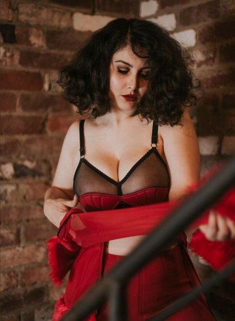 Aimee Leigh sexy model image
