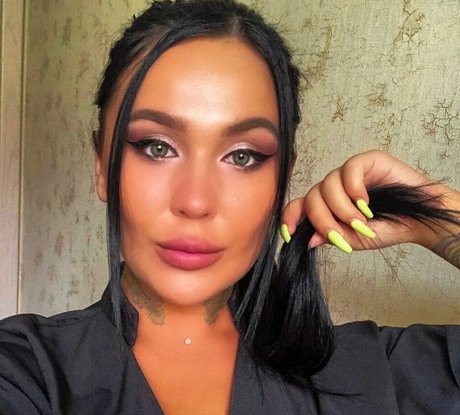 Marina Burnashova desnudos de estrellas porno foto