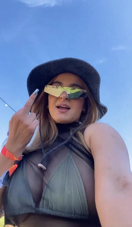 cheveux bleus onlyfans assez nue image