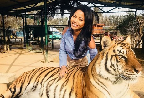 Camille Hyde estrella superior archivo