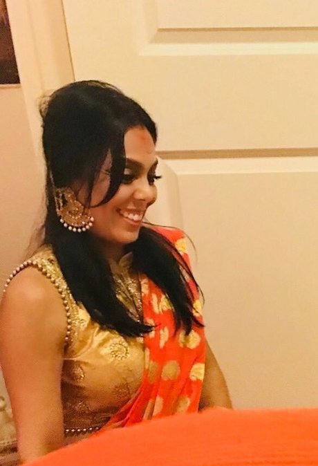 Nitu Sharma estrella porno desnuda galerías