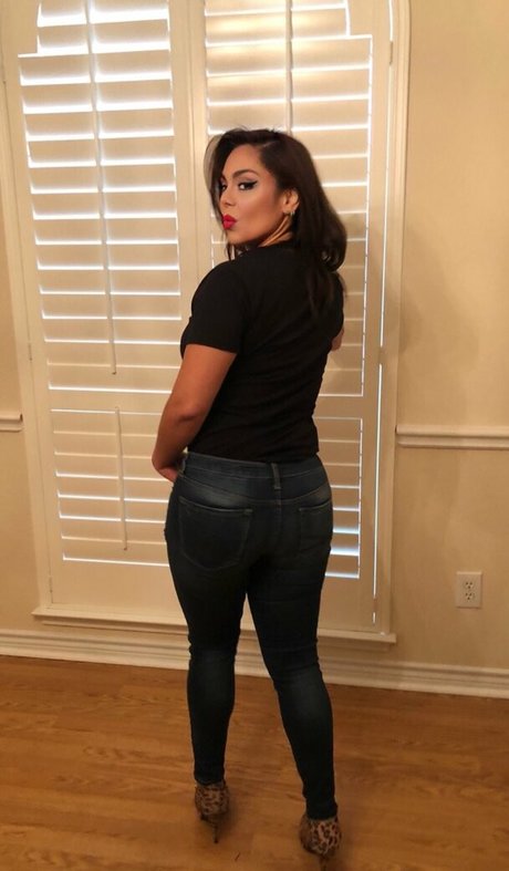 Nitu Sharma nus de stars du porno galeries