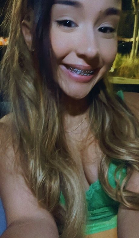 Alahna Ly mannequin des photos