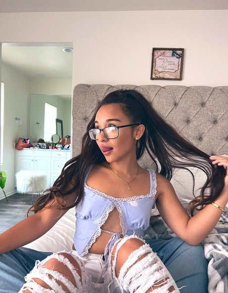 Alahna Ly modelo libre archivo