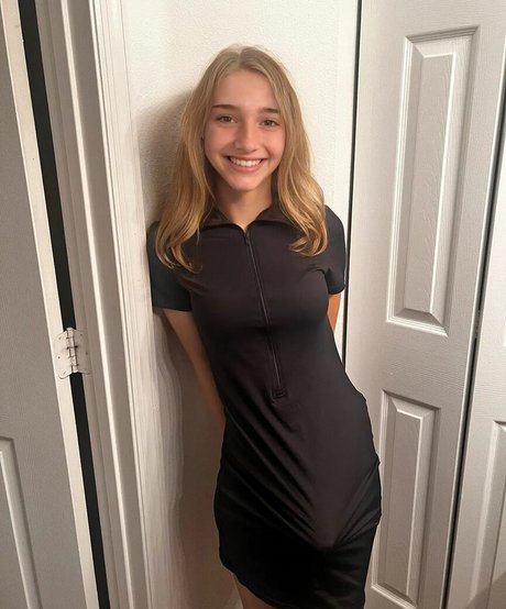 Phoebe Owns U exclusive pornstar pic