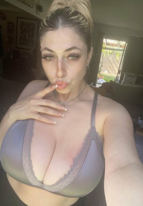 brittnboujeee modelo desnudos fotos