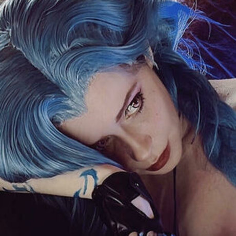 Cute Caterpillar modèle porno image