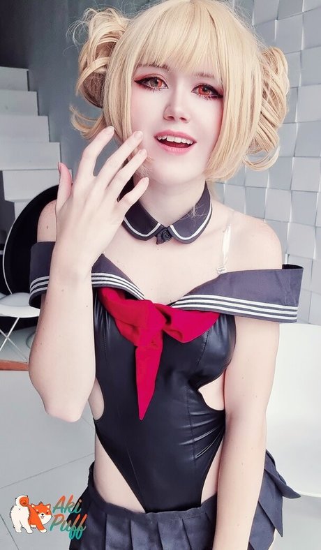 aki puff modelo caliente imágenes